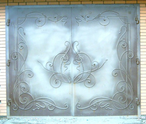 Гаражные ворота с тонким кованым орнаментом