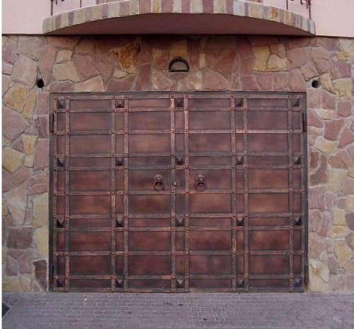 Гаражные ворота кованые в замковом стиле