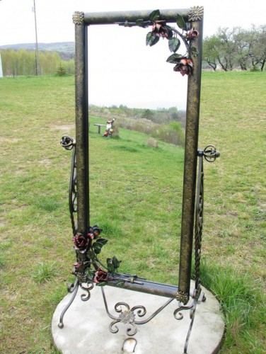 Напольное зеркало с коваными розами